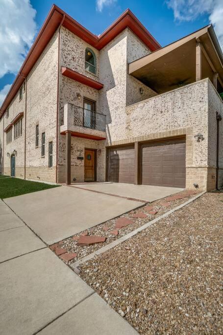 Business Friendly 3 Story Duplex Mins To Bars And Shops Villa Dallas Luaran gambar